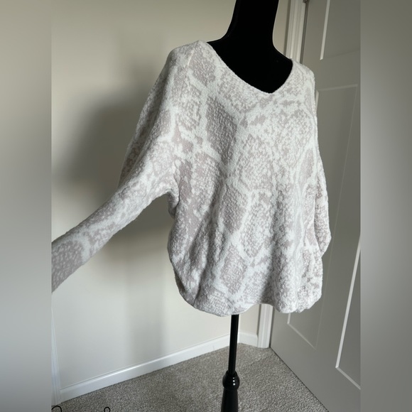 Women’s Express V-Neck Snake Skin Oversized Sweater-Size L - Picture 3 of 9